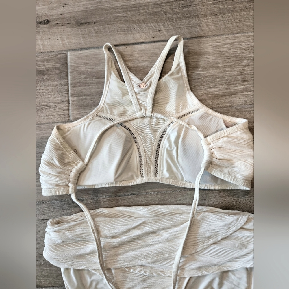 Size Medium Calia Brand Swim Set. Beige White. Beautiful ribbed design. Soft.